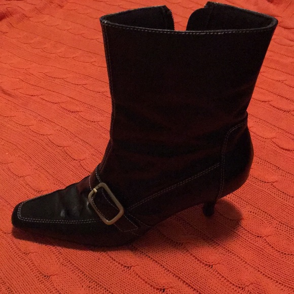Versatile black leather bootie with buckle detail. - Picture 3 of 4
